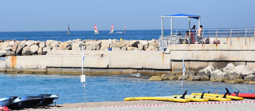 Activités nautiques l'été sur la plage
