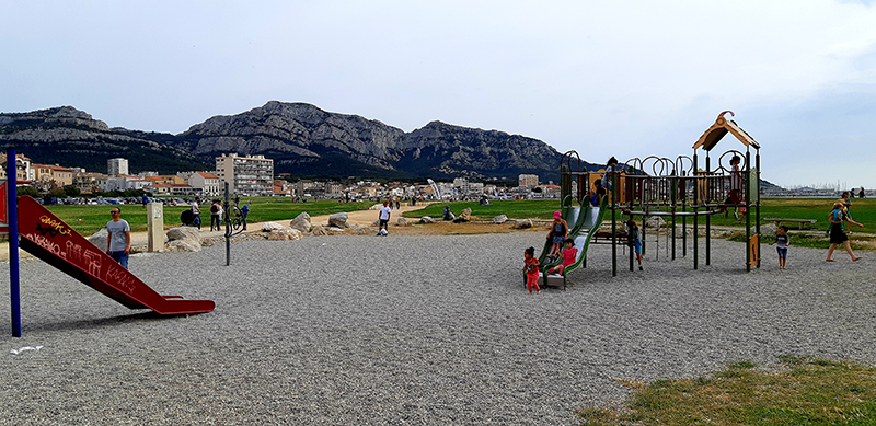 Jeux pour enfants, plage du Prado à Marseille