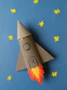Activité créative enfant rouleau papier fusée