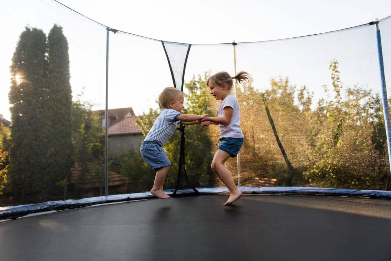 Trampoline pour les enfants dans son jardin