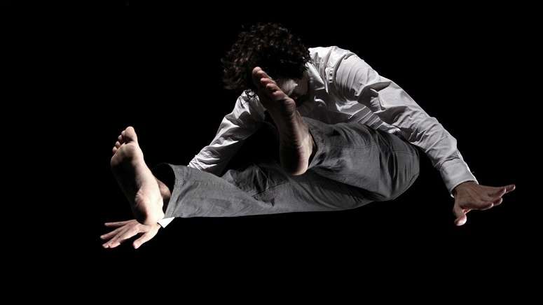 Les jambes à son cou