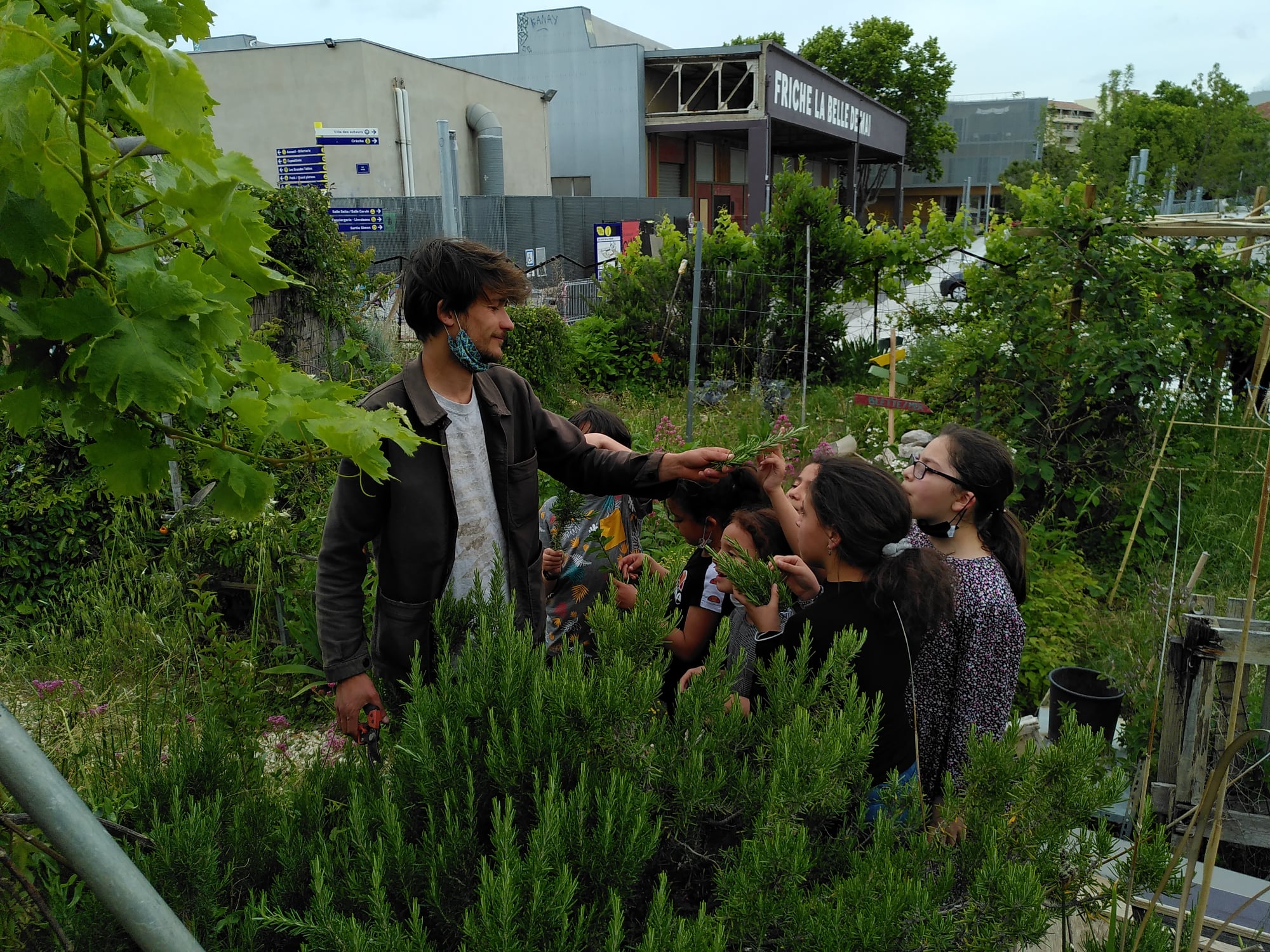 ENSEMBLE AUX JARDINS