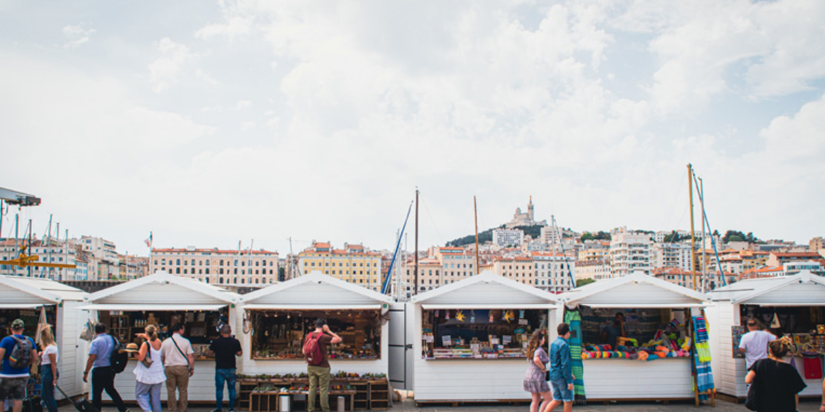 Marché d'été sur le Vieux Port à Marseille