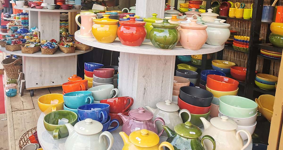 Marché d'été à la céramique et aux santons