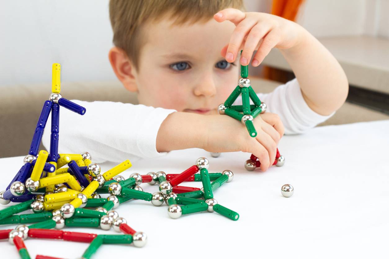 assemblage maquettes enfants jeu modélisme