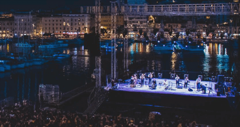 Scène flottante à Marseille : concerts gratuits sur le Vieux Port