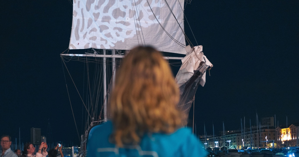 Projection en plein-air inédite sur les voiles du Kraken au Vieux-Port