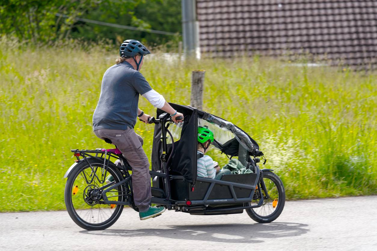 vélo cargo pour parents et enfants