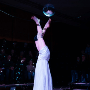 Des nuits pour voir le jour : cirque et théâtre à Archaos