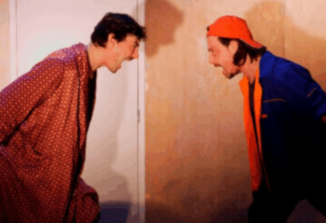 Spam dans ta tête : un théâtre absurde et clownesque