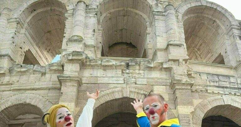 L&rsquo;Amphithéâtre aux Clowns : les Arènes d&rsquo;Arles racontées par Bombyx et Luna