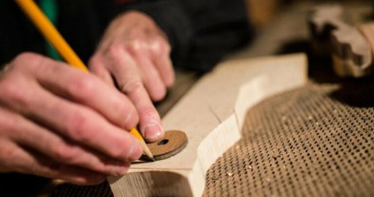 Atelier Le Jouettier : fabriquer un jouet médiéval au Château de l&rsquo;Empéri