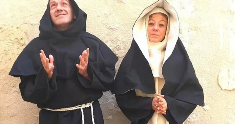 Guillemette & Raoul : une visite théâtralisée en famille à l&rsquo;abbaye de Montmajour