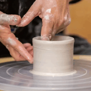 Initiation au tournage de poterie à Aubagne cet été