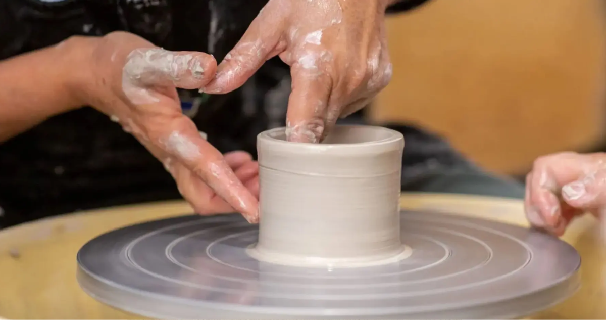 Initiation au tournage de poterie à Aubagne cet été
