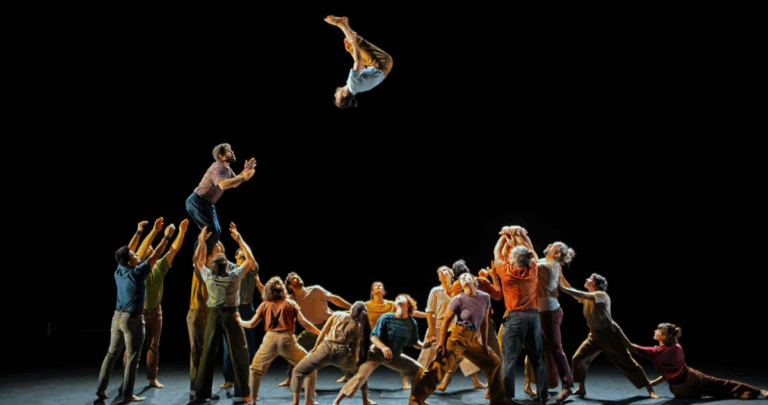 Le Pas du monde : 22 acrobates du Collectif XY pour un ballet aérien à savourer en famille
