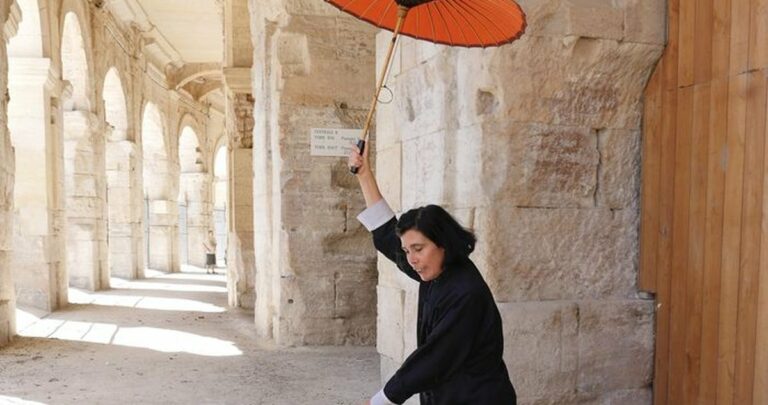 La fureur de l’amphithéâtre : une promenade théâtrale déjantée dans les arènes d’Arles