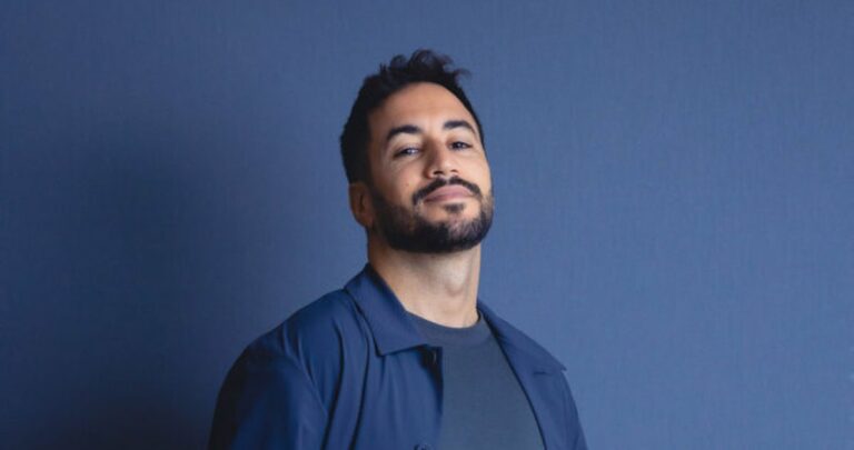 Akim Omiri – Contexte : l&rsquo;humour comme arme de conscientisation