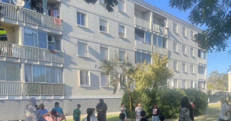 « C’est jusqu’où chez toi ? » : du théâtre en plein air au pied des immeubles, avec les Ponts Levants à Martigues