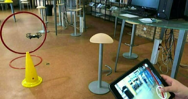 Course relais de drones : programmer et faire voler des mini-drones à la médiathèque Louis Aragon de Martigues