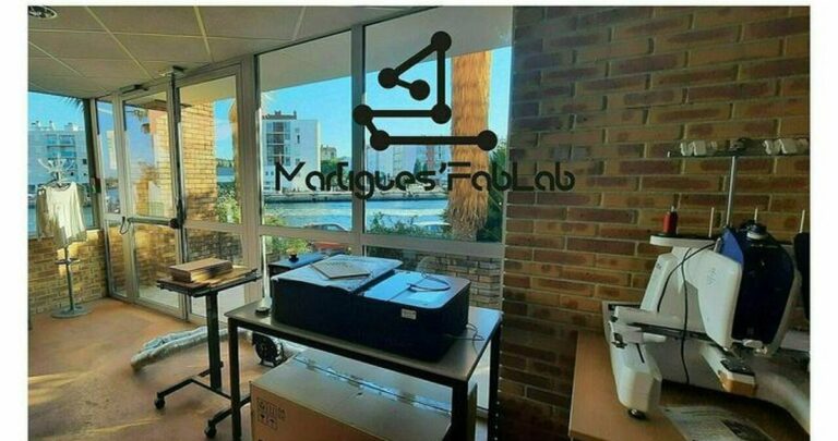 Création de porte-clés : atelier découpe et gravure laser pour les 9-13 ans au FabLab de la médiathèque Louis Aragon