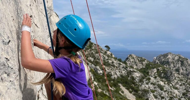 Stages d&rsquo;escalade dans les Calanques avec les Minots des Calanques, de 6 à 14 ans