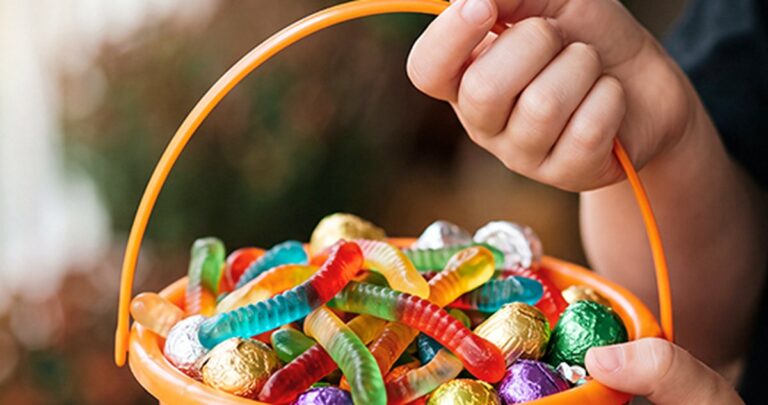 Fête d&rsquo;Halloween au village des Pennes-Mirabeau : chasse aux bonbons chez les commerçants