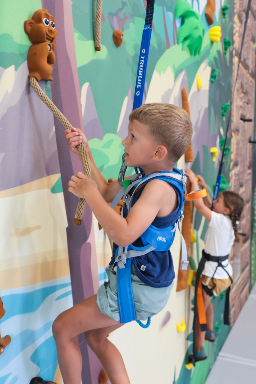 Enfant grimpant sur le mur Fun Climbing de Climb Up Istres