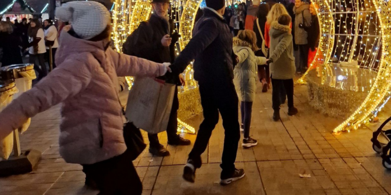 La grande farandole Aix Balèti : tout le monde danse sur le cours Mirabeau