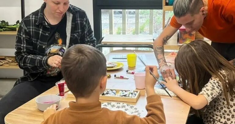 Atelier momie d&rsquo;Halloween à la ressourcerie Le Dirigeable : une déco en bois de récup&rsquo;, à Aubagne