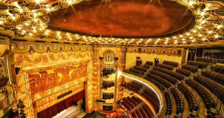 Visite historique de l’Opéra de Marseille : coulisses, décors et costumes, dès 8 ans